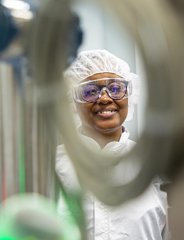 Zaposlenik društva Biogen radi u laboratoriju