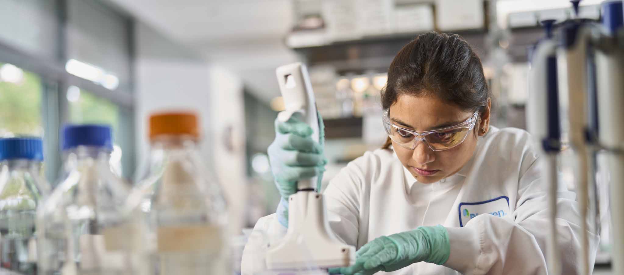 Znanstvenik iz tvrtke Biogen koji radi u laboratorijima u Cambridgeu, MA